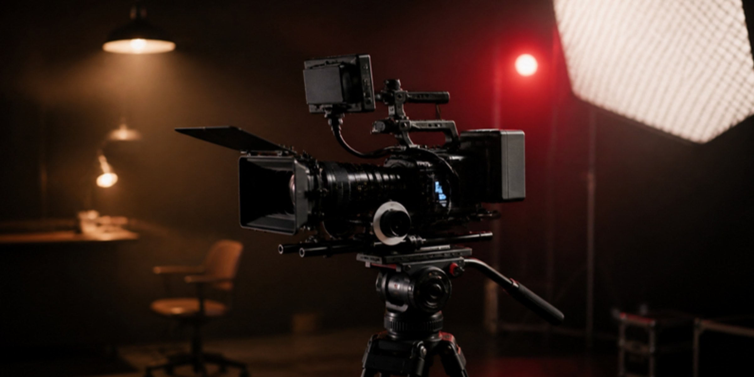 AMA Rental – kamera filmowa w studiu Kamera filmowa z kompendium i follow focusem na statywie w studiu AMA Rental